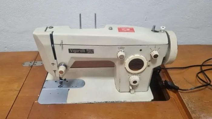 Máquina de costura Vigorelli com motor
