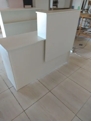Balcão de atendimento branco/caixa/recepção