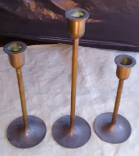 Conjunto de três castiçais em bronze indiano cinzelado tamanhos distintos Base circular*