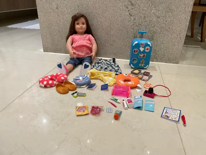 Boneca Our Generation com kit de viagem 