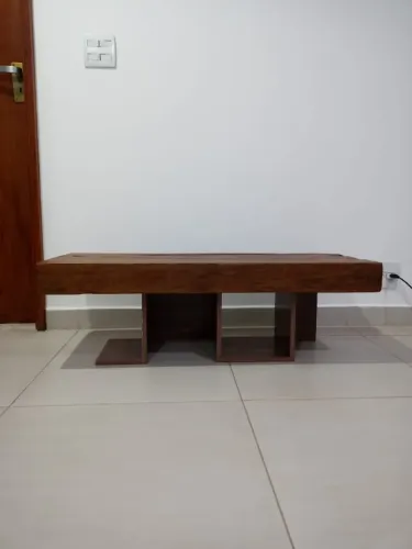 mesa de centro ou de canto de madeira maciça com base de mdf