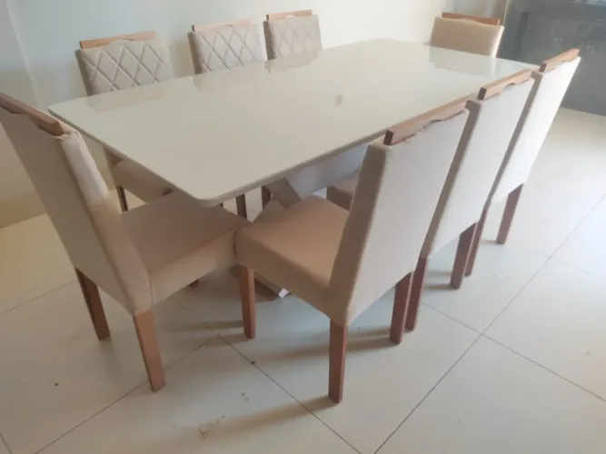 Mesa de Jantar Elegante com 8 Cadeiras de madeira 