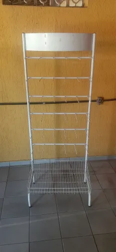 Expositor de produtos com ganchos e cesta