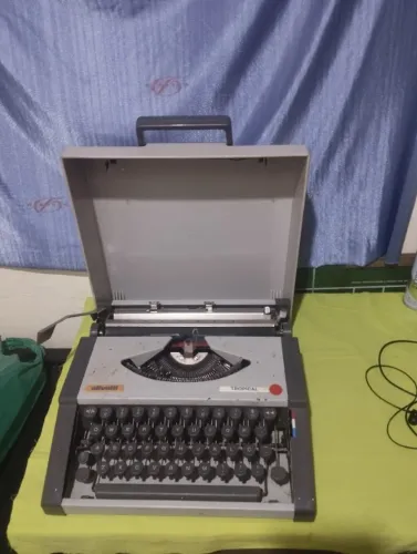 Máquina de Escrever portátil Olivetti Tropical