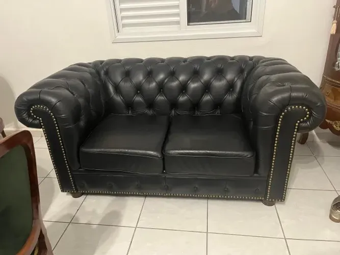 Sofá Chesterfield em Couro Legítimo Preto