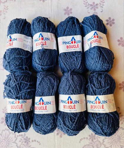 8 Novelos Azul Índigo de 40g cada de lã bouclê da marca Pinguin Paramount Sul