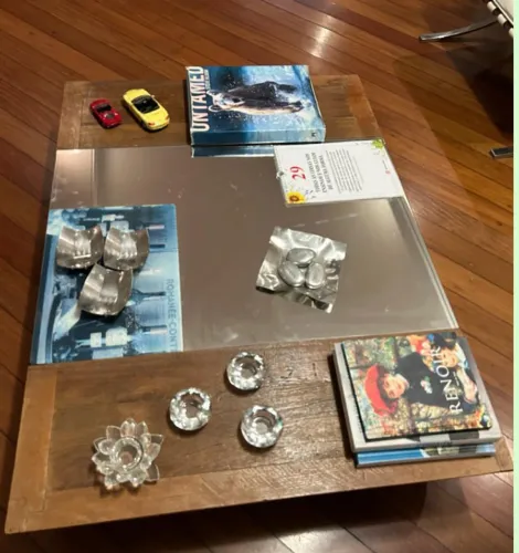 Mesa de centro baixa com espelho  e rodízios 