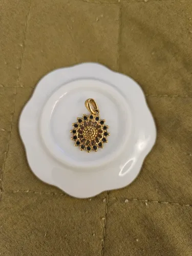 Pingente dourado com detalhes em azul