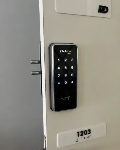 Instalador fechadura digital porta de madeira