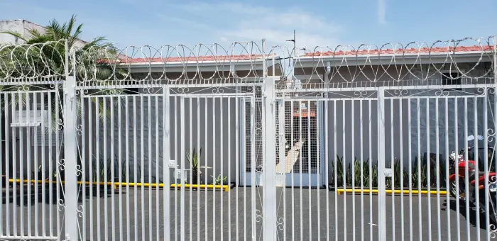 Aluga se kitnet com mobilia em lins, com exelente localização proximo ao centro