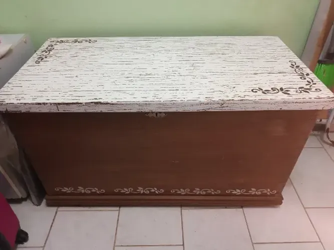 Baú antigo de antiquário, em madeira maciça nobre 