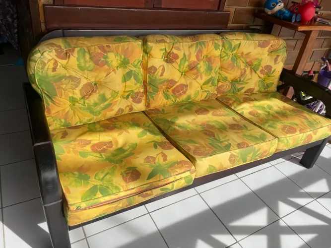 Sofá de 3 lugares com almofadas florais