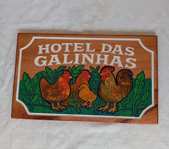 Placas Entalhadas em Madeira de Lei 