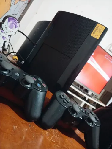 VENDO PS3 SUPERSLIM DESBLOQUEADO HD DE 500 GB CHEIO DE JOGOS COM DOIS CONTROLES
