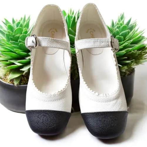 sapato em couro chanel modelo mary jane made italy bicolor branco e preto Tam 34