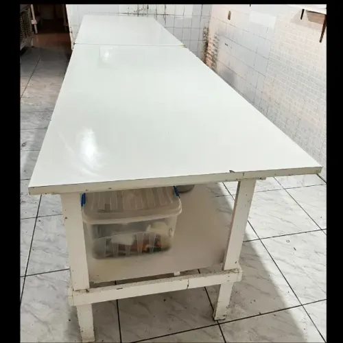 Mesa de madeira com tampo de fórmica (C4,20mtxL1,0mtxA1,03mt)