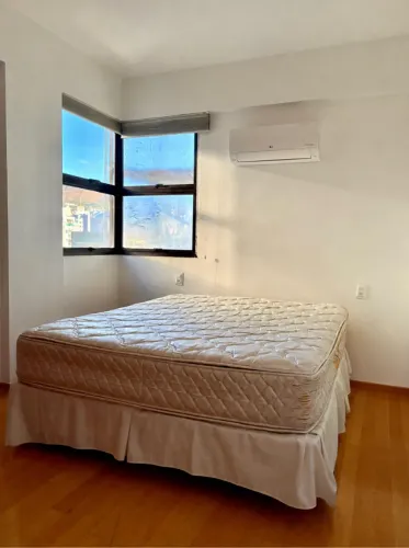 Cama queen Ronconi com colchão, base e estrutura - R$ 300