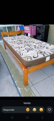 Vemdo uuma cama de solteiro com colçhaõ em ótimo estado