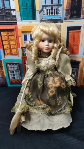 Boneca Esmeralda Doll de Porcelana Anos 90 - 30 cm