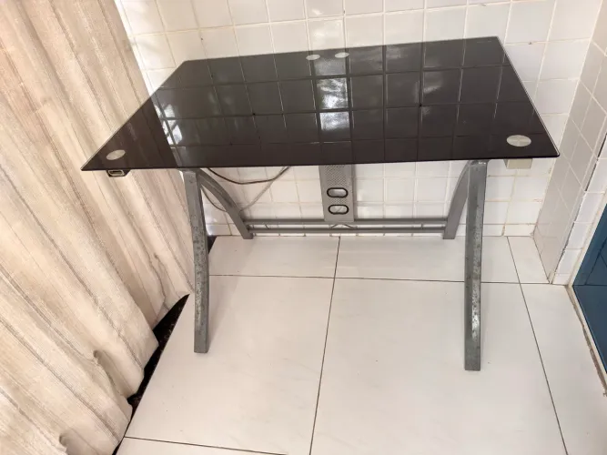 Mesa de escritório em vidro