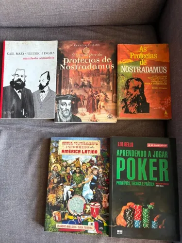 Livros de história e nostradamus