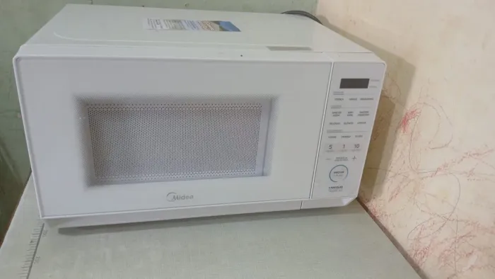 Vende-se microondas Midea em ótimo estado