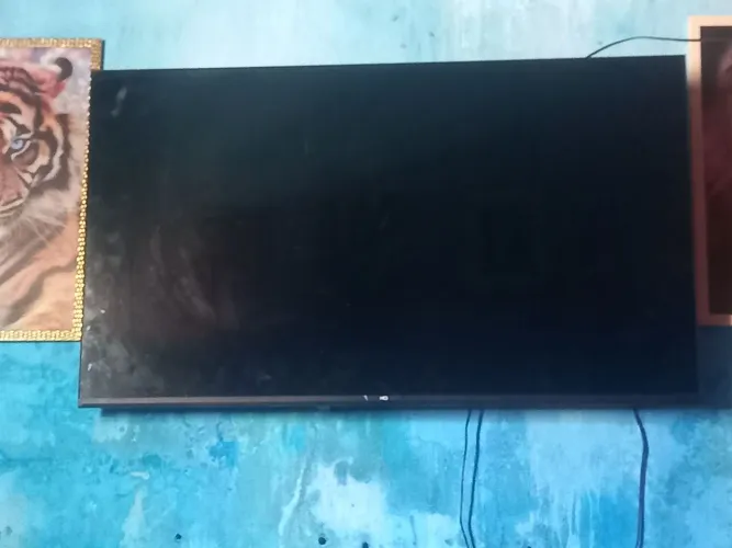 Vende-se TV 43 Polegadas semi nova funciona tudo certinho marca HD