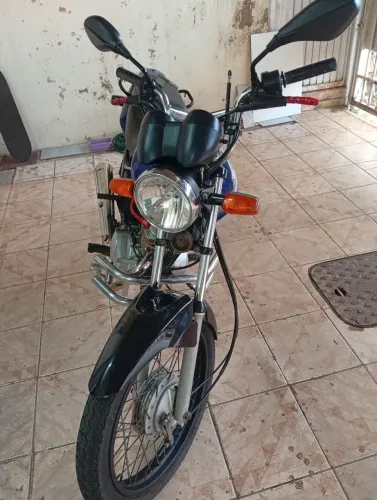 Motoboy com moto e baú