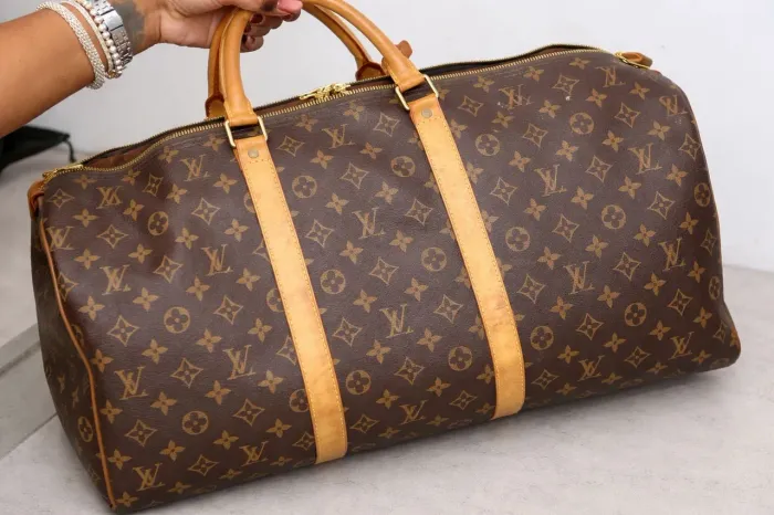 *Mala original da Louis Vuitton Keepall 55 Bandoulière modelo clássico Monogram