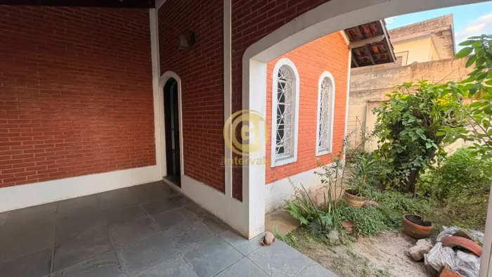 Casa com 1 Dormitório, Garagem para 2 Carros e Excelente Localização