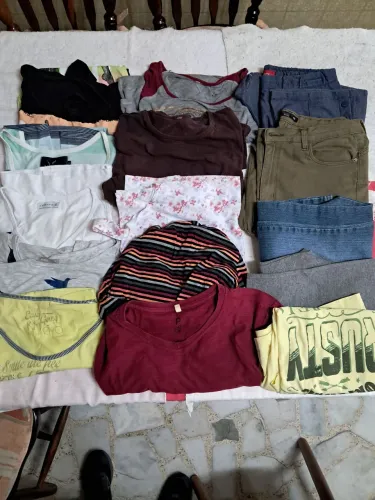 Lote 15 roupas adolescentes/adultos tamanhos e cor variada(calças, camisetas, blusas etct