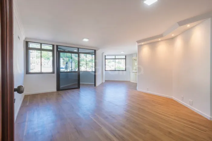 Apartamento de 156m² com 3 suítes no Centro