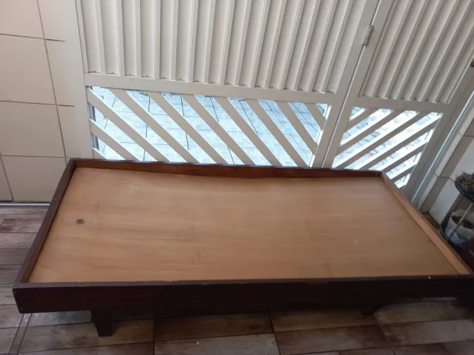 Cama de solteiro em madeira
