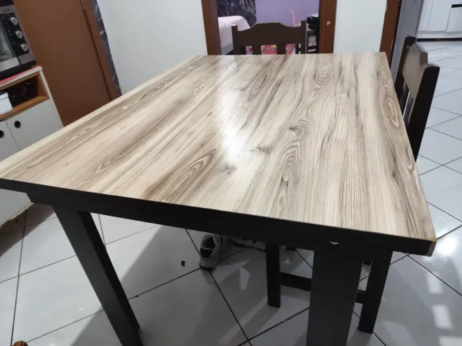 Mesa 4 lugares, acompanha uma cadeira, bom estado, conservada, madeira resistente.