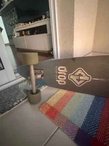 Skate longboard com suporte de parede