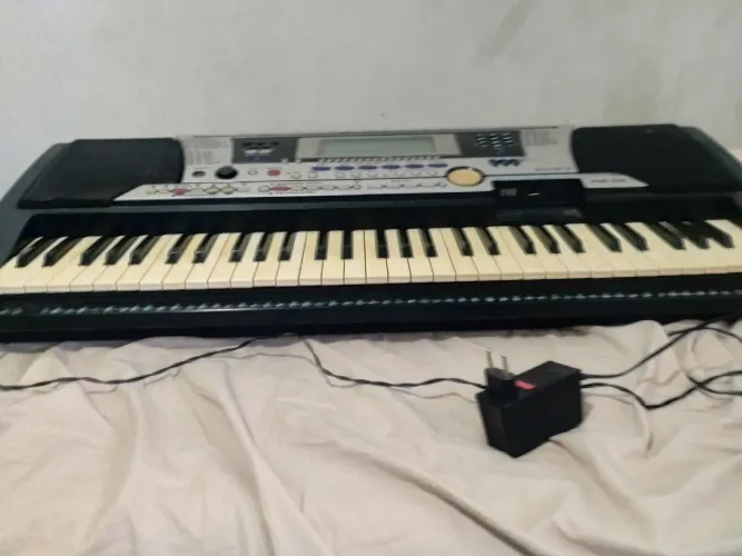 Teclado Yamaha PSR-550 c/ Entrada USB + Capa Acolchoada (Raridade)<br>