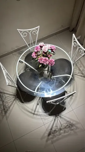 Jogo de mesa de jantar com 4 cadeiras estofadas e um espelho 
