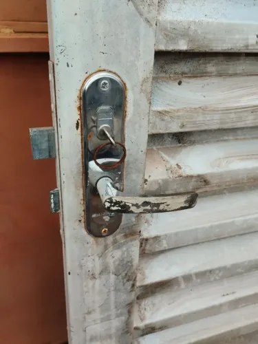 Vendo porta reforçada Chapa resistente sem o portal