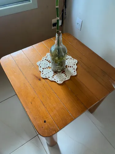 Mesa de canto de madeira 
