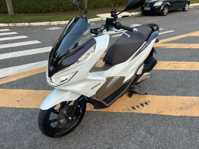 Pcx modelo DLX 2021 baixa km.