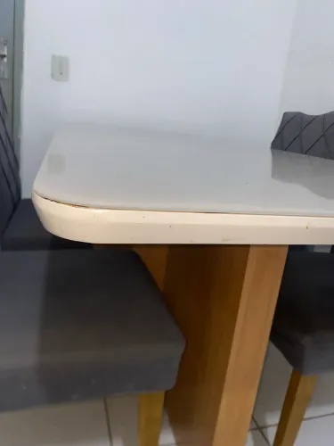 Mesa em MDF e vidro com 4 cadeiras!