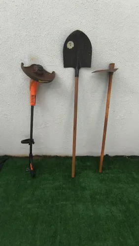 Pá e enxada para jardinagem