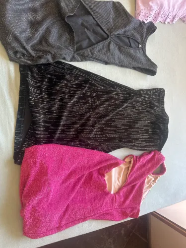 vendo 3 vestidos lindos tamanho p 3 por apenas 20 reais