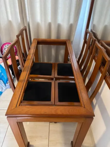 Mesa de jantar de madeira