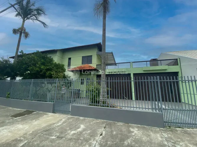 Sobrado para aluguel tem 202 metros quadrados com 3 quartos em Capão da Imbuia - Curitiba 