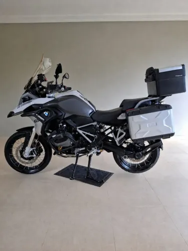 Moto impecável