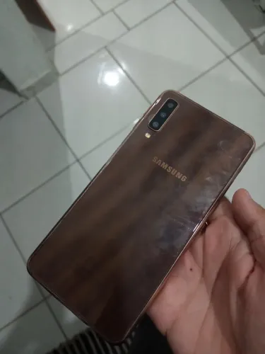 Celular bom tela trincada!