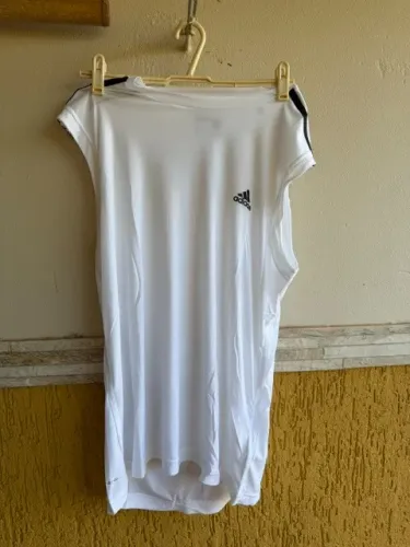 REGATA ADIDAS CLIMALITE SPORT ESSENTIALS - TAMANHO: M