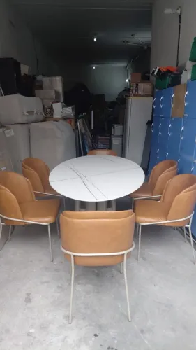 Conjunto sala de jantar Mesa Oval 6 cadeiras estofadas de couro caramelo