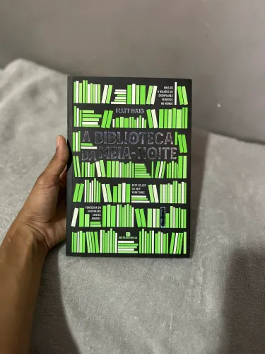 A biblioteca da meia-noite ( livro usado)